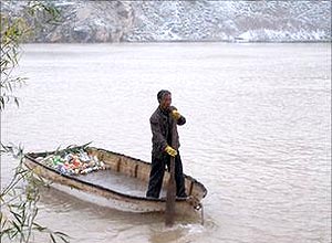 Chins Wei Xinpeng, 55, sobrevive "pescando" corpos em rio, que depois so vendidos para as famlias de luto 