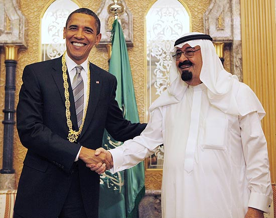 O presidente norte-americano Barack Obama ( esq.)  recebido e homenageado pelo rei saudita Abdullah, em sua visita  Riad (Arbia Saudita)