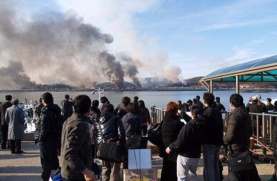 Fumaça pode ser vista em local atingido por bombardeio norte-coreano, na ilha Yeonpyeong, no disputado mar Amarelo