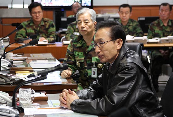 Presidente sul-coreano Lee Myung-Bak se reúne com líderes militares em Seul, após bombardeio da Coreia do Norte