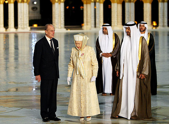 A rainha Elizabeth 2 e seu marido, o prncipe Philip, visitam mesquita em Abu Dhabi