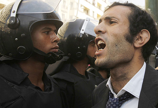 Manifestante grita para policiais em protesto contra discriminao religiosa no Egito