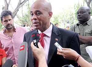 Equipe de campanha de Michel Martelly diz que o candidato  presidncia foi vtima de uma emboscada