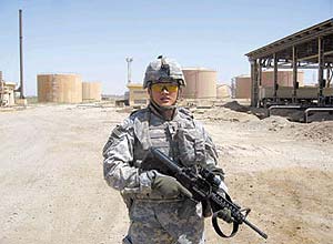 Dan Choi, no Iraque, em julho de 2007, antes de revelar ser gay num programa de TV dos EUA e ser expulso do Exército 