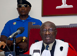 Chefe da Suprema Corte, Mamadou Sylla, se prepara para declarar resultado final da eleio em Guin 