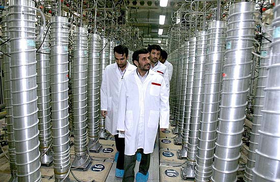 Imagem de arquivo mostra o presidente iraniano Mahmoud Ahmadinejad vistoriando usina nuclear de Natanz