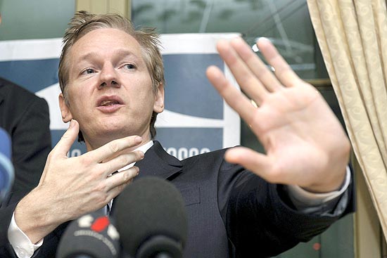 Imagem de arquivo mostra o criador do site WikiLeaks durante uma entrevista coletiva em Genebra, na Suíça