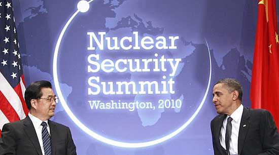 Imagem de arquivo mostra Obama e Hu Jintao em abril deste ano durante uma cpula nuclear nos Estados Unidos