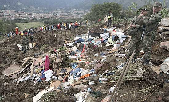 Deslizamento de terra destruiu 50 casas em bairro de Medelln; 200 podem ter sido soterrados e dois morreram