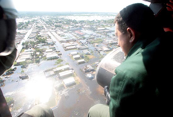 O presidente de Venezuela, Hugo Chávez, sobrevoa região inundada de Sinamaica, na Venezuela