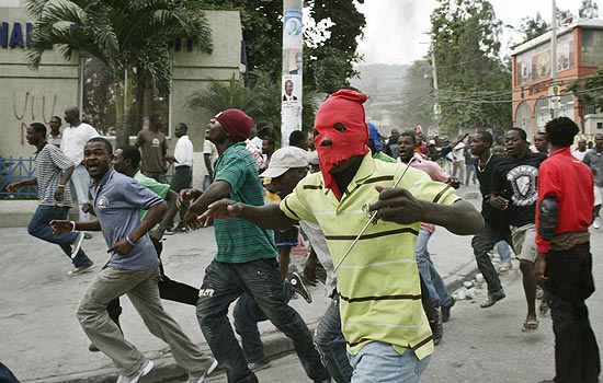 Haitianos protestam contra resultado de eleio presidencial; sede do partido governista Init foi incendiada