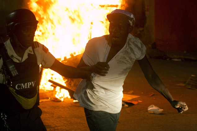 Eleito do candidato derrotado à presidência do Haiti Michel Martelly é detido durante protesto em Porto Príncipe