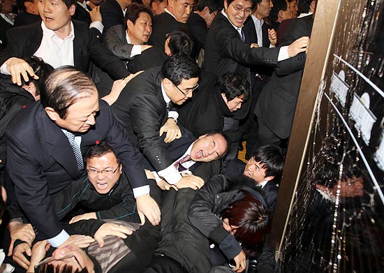 Membros do Grande Partido Nacional e do opositor Partido Democrata trocam socos durante sesso do Parlamento