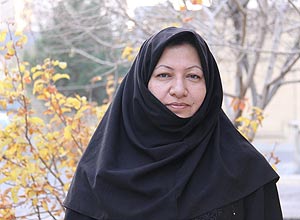 Mulher identificada como Sakineh Mohammadi Ashtiani posa para foto no jardim de sua casa em Oskou, 570 km noroeste de Teerã