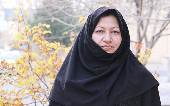 Imagem de dezembro de 2010 mostra a iraniana Sakineh Ashtiani posando para foto em Oskou