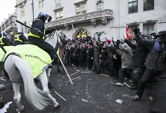 Estudantes e polícia se enfrentam durante protesto contra aumento de taxas; nem o príncipe Charles escapou
