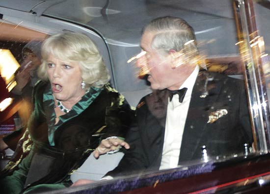 Príncipe Charles e sua mulher, Camilla, reagem ao ataque de estudantes em protesto contra seu carro