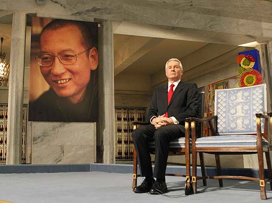 Presidente do Comit do Nobel da Paz aparece ao lado da cadeira vazia que representa o dissidente Liu Xiaobo