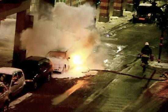 Bombeiros tentam pôr fim ao carro em chamas no centro de Estocolmo, na Suécia; havia um carro com botijão de gás, diz repórter