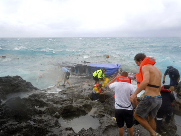 Moradores e socorristas da ilha Christmas tentaram ajudar as vtimas do naufrgio; ao menos 28 imigrantes ilegais morreram