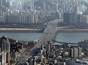 Carros param durante exerccio de preparao civil contra ataques em Seul, capital da Coreia do Sul