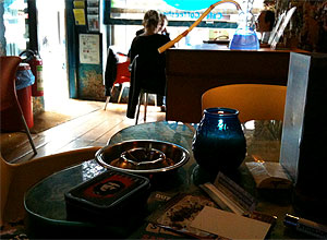 Consumidores de maconha em café no centro de Amsterdã