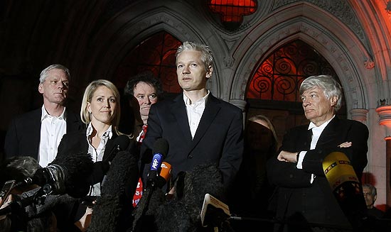 Criador do WikiLeaks, Julian Assange, fala com a imprensa aps ser libertado, em Londres (Reino Unido)