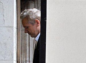 Imagem mostra a chegada de Julian Assange à Alta Corte britânica que julga nesta quinta sua liberdade condicional