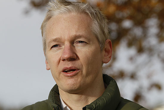 Julian Assange dá uma entrevista a jornalistas em frente à mansão em que está morando, no interior da Inglaterra