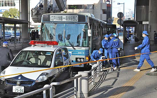 Policial inspeciona ônibus depois de japonês ferir ao menos 13 em ataque com faca em Toride