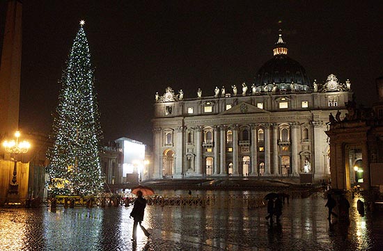 Vaticano acende iluminao da rvore de Natal na praa So Pedro pela primeira vez neste ano