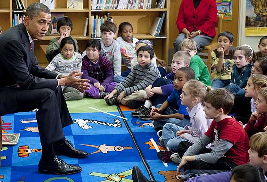 Obama conversa com alunos em escola de Arlington, na Virgínia, após ler trechos de seu livro em visita surpresa