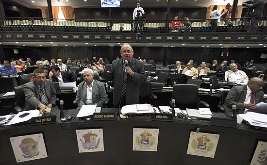 Parlamentar chavista Mario Isea fala durante o debate final da Lei Habilitante, aprovada pelo Congresso venezuelano