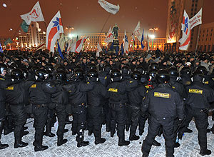 Polcia antidistrbios enfrenta centenas de manifestantes em Belarus na madrugada desta segunda-feira; UE e EUA protestam contra fora