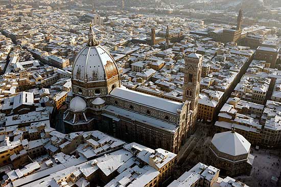 Imagem area mostra Florena (Itlia) coberta de neve; pas foi um dos menos afetados pelo frio 