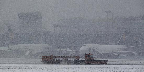 Mquina tira neve da pista do aeroporto de Frankfurt (Alemanha); caos s vsperas do Natal
