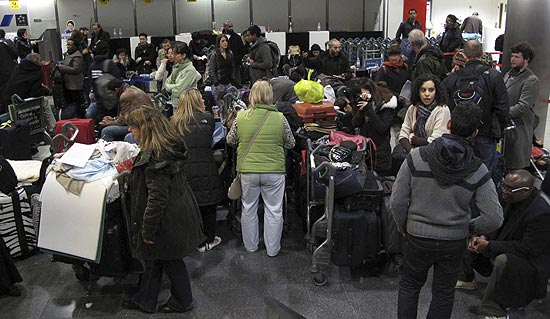 Passageiros esperam para fazer check-in no Aeroporto Internacional Heathrow, o mais movimentado do mundo
