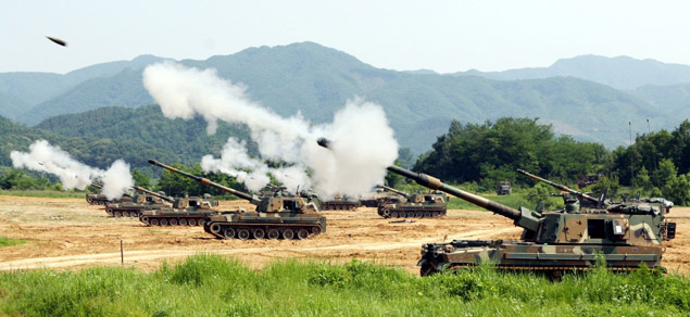 Exrcito sul-coreano efetua disparos de artilharia durante exerccios militares em Yanggu, ao norte de Seul