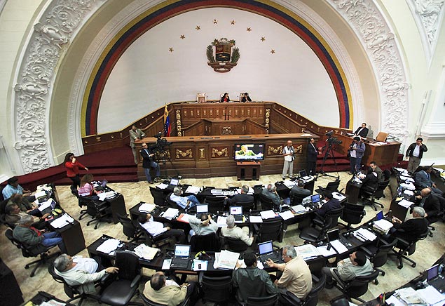 Parlamentares em sesso na Assembleia Nacional da Venezuela, dominada pelo governo de Chvez, ainda na segunda-feira (20