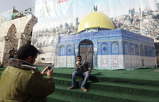 Palestino posa para foto perto de rplica de mesquita, proibidos por Israel de ir a Jerusalm