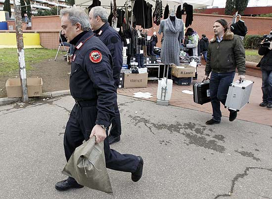 Policiais levam pacote-bomba encontrado em trem de Roma; prefeito diz que no havia como ele explodir 