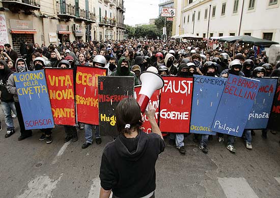Estudantes manifestam contra governo italiano em Palermo, aps proposta de reforma universitria de Berlusconi