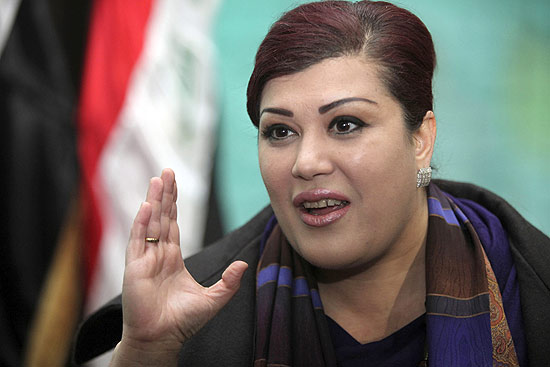 A parlamentar Safiya al Suhail, em Bagd, fala sobre movimento que reclama pela falta de mulheres no gabinete