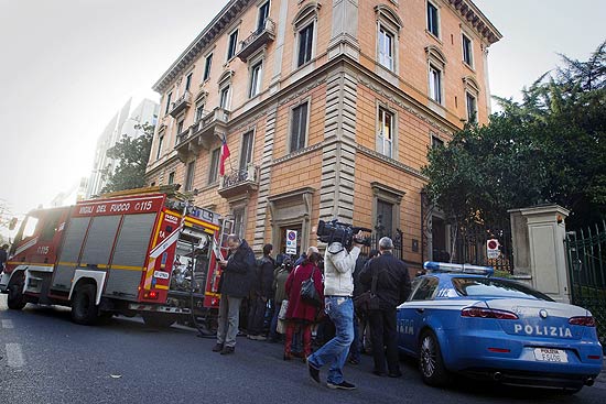 Carros da polícia e dos bombeiros estacionados em frente á embaixada chilena em Roma, onde explosão feriu um