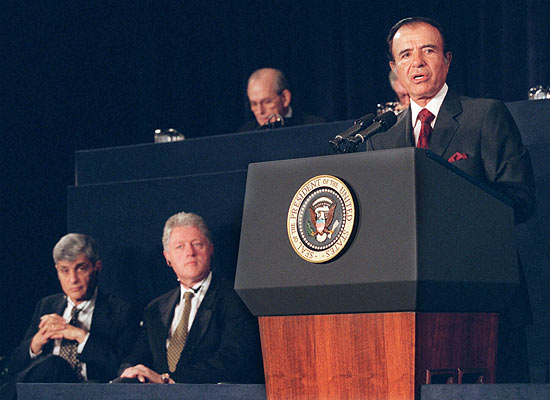 Ex-presidente argentino, Carlos Menem, em reunião com Banco Mundial e Fundo Monetário Internacional, em 1998