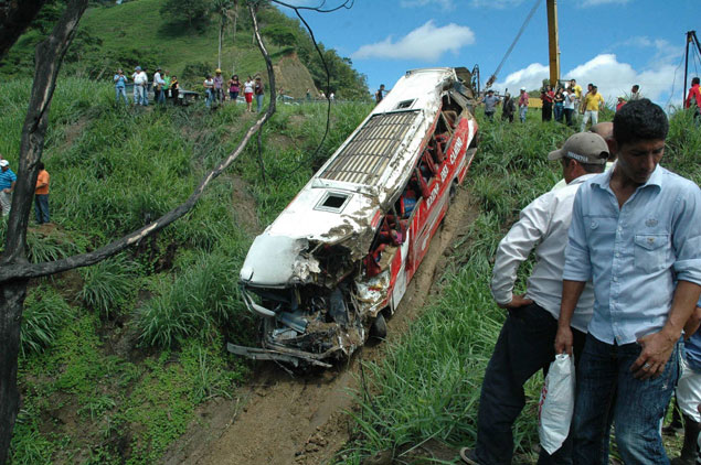 Ao menos 41 morrem em queda de nibus de um barranco na provncia equatoriana de Manab