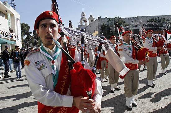 Escoteiros palestinos tocam em praça de Belém, local considerado berço de Jesus Cristo 