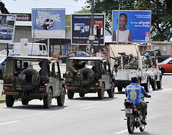 Carros da ONU patrulham Abidj, na Costa do Marfim; presso em nome de Alassane Outtara