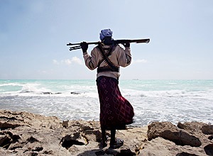 Pirata somali armado fotografado enquanto o cargueiro grego MV Filitsa  rendido em Hobyo, no nordeste da Somlia