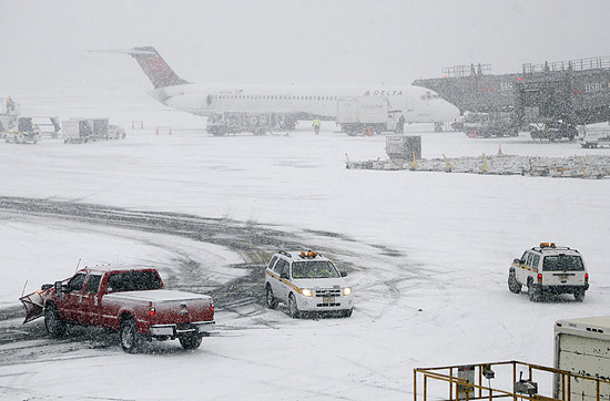Nevasca cobre aviões nos terminais do aeroporto de Newark, em Nova York, cidade que cancelou 1.400 voos